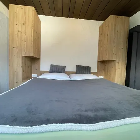 Ivy, Mountain View Apartman *